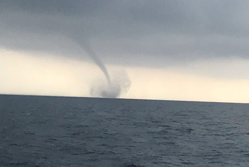 Tornado en frente de la costa